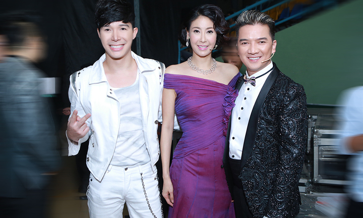 Nathan Lee ôm chặt Hoa hậu Hà Kiều Anh ở hậu trường